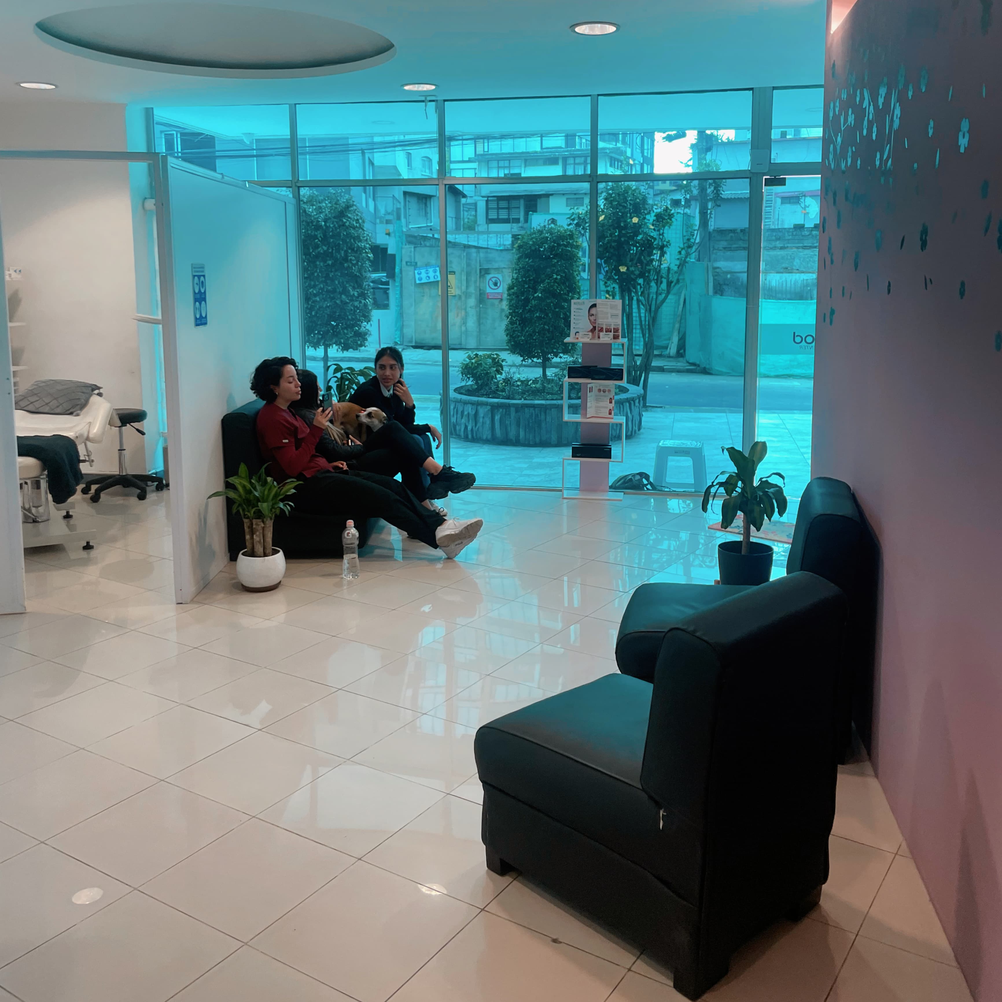 Area de espera con vista al exterior y clientes relajandose