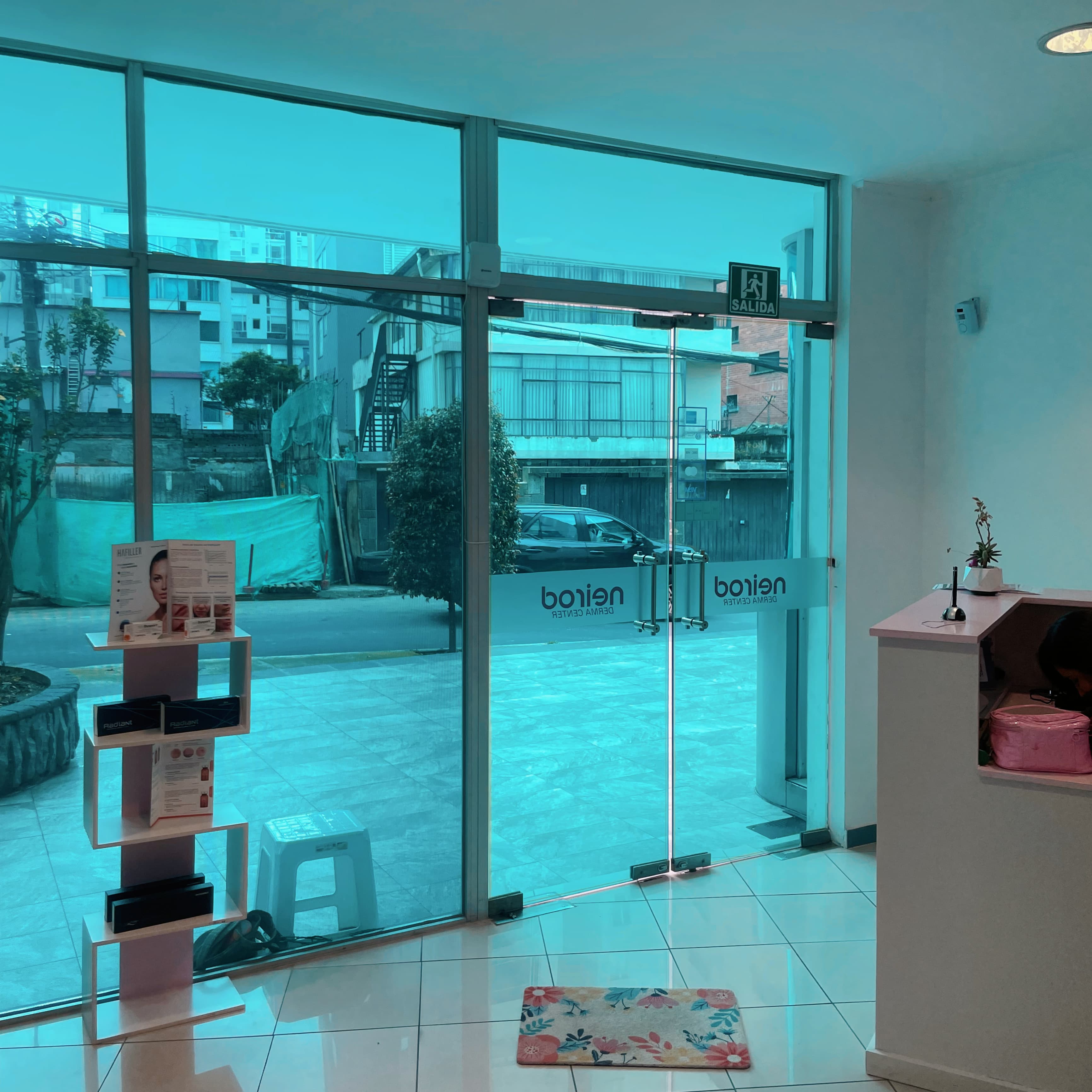 Entrada principal del centro con puertas de vidrio y productos en exhibicion