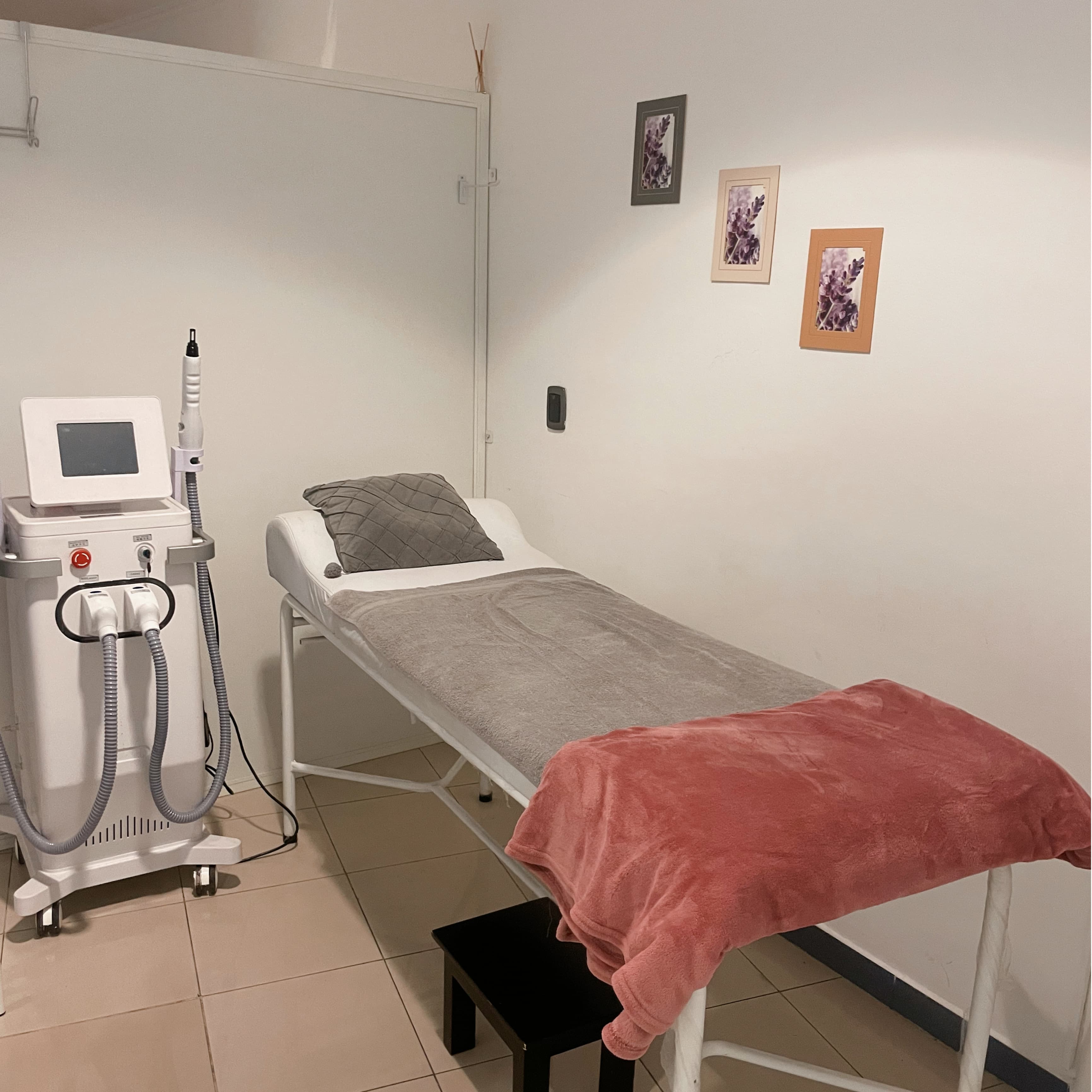 Sala de tratamientos corporales con equipo laser avanzado