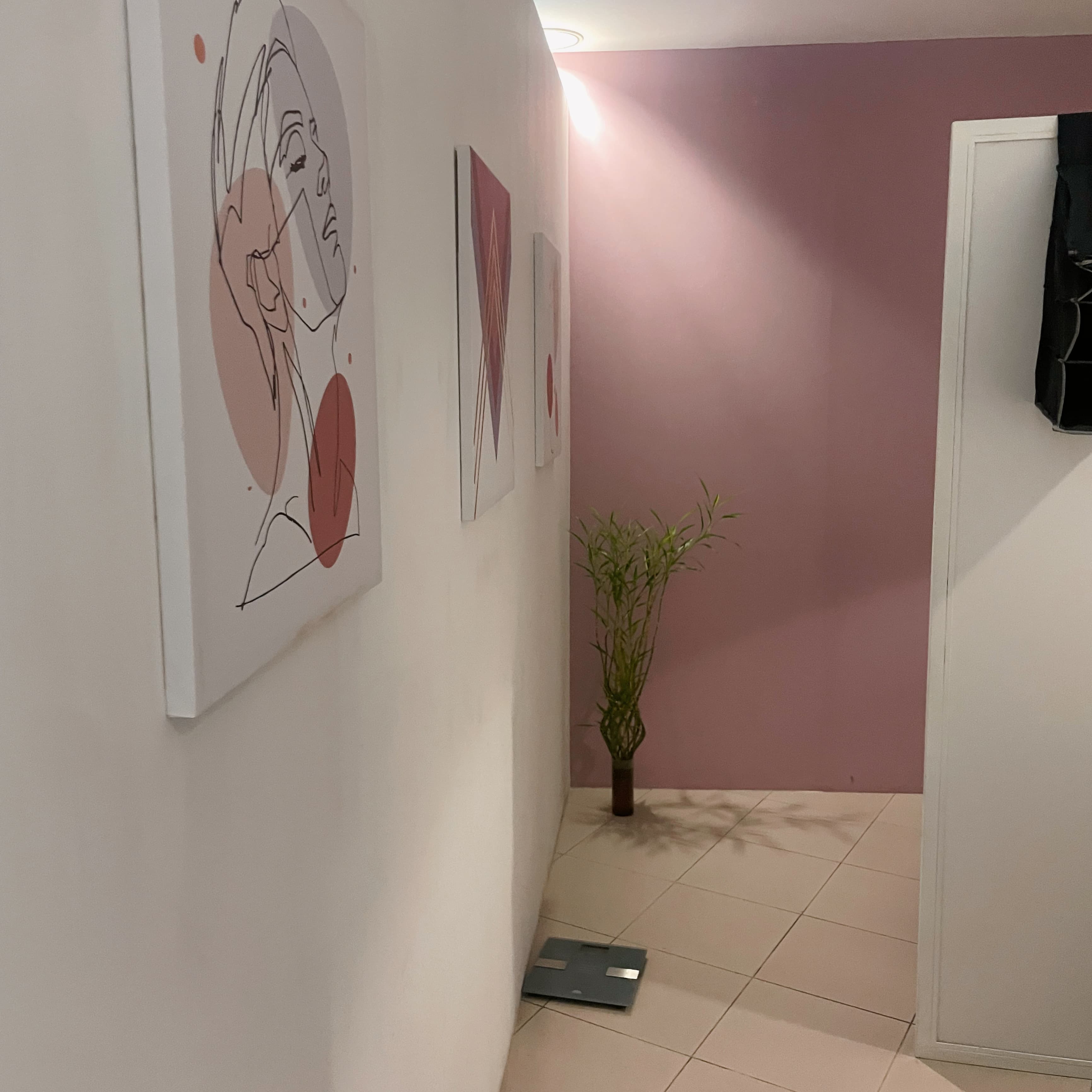 Pasillo con cuadros artisticos y pared decorativa